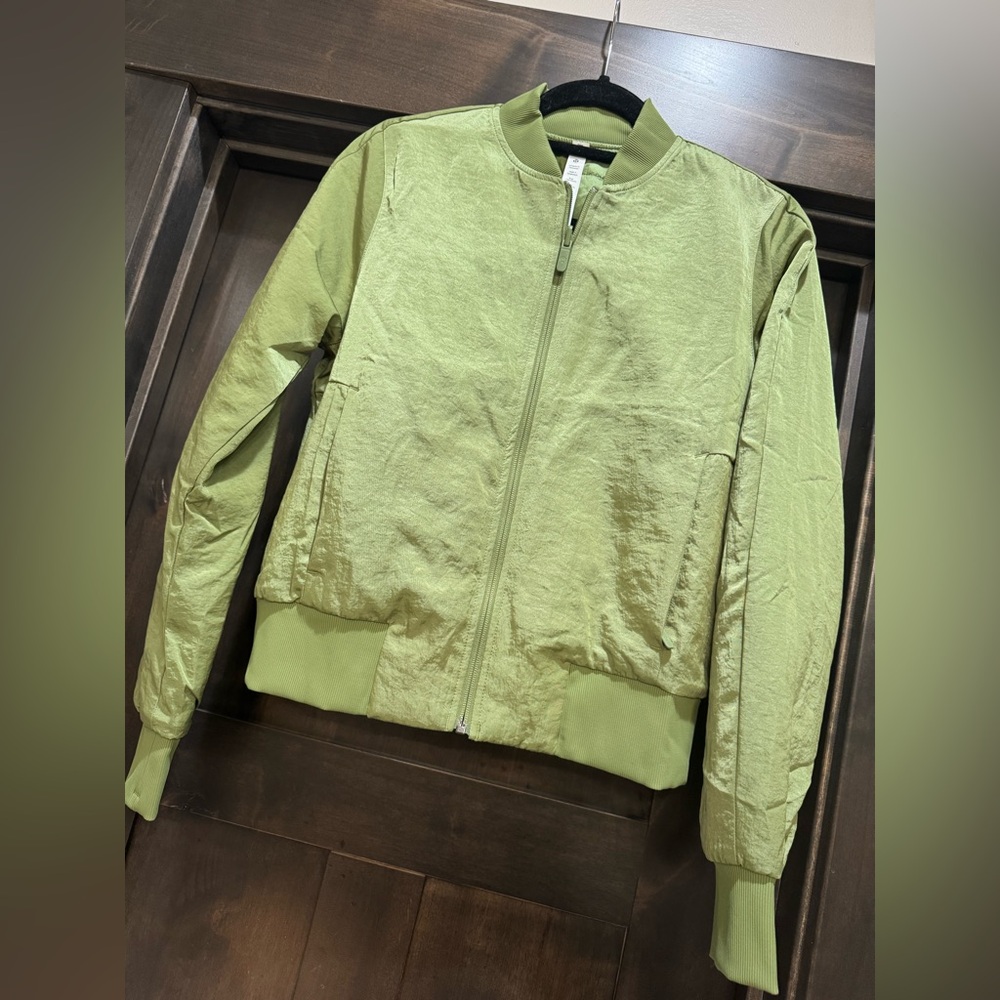 Lululemon Non-stop Bomber size 6 beautiful green color!